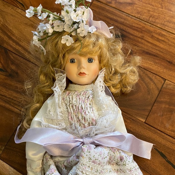 Vintage Porcelain doll on stand blond hair - Picture 2 of 3